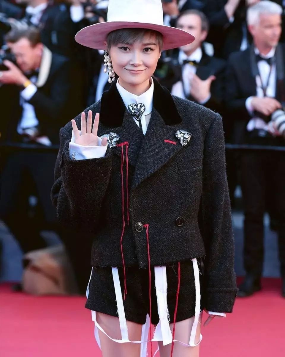 李宇春走红毯压轴_李宇春的时尚造型在红毯上引起媒体热议_李宇春红毯造型盘点