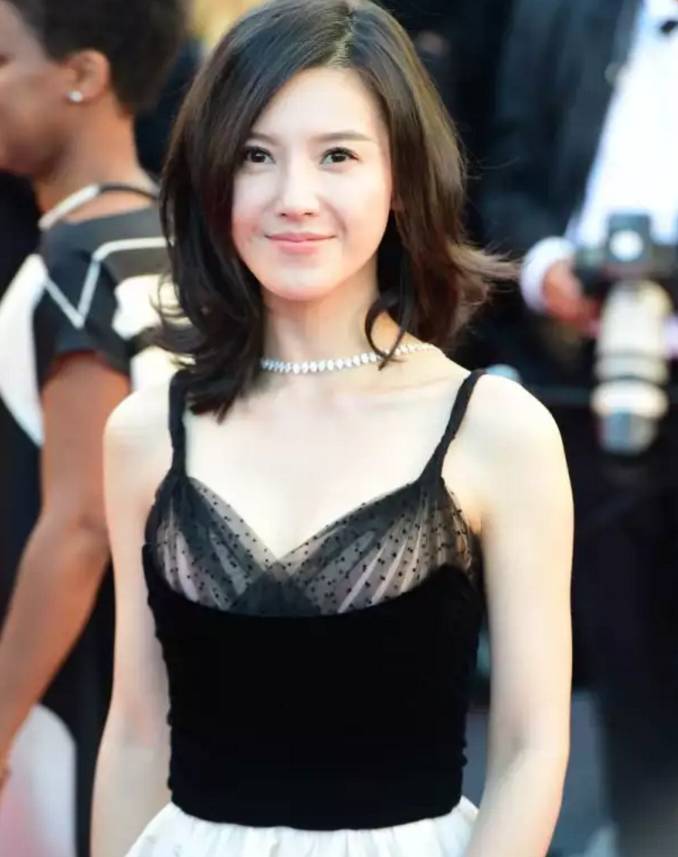 李宇春的时尚造型在红毯上引起媒体热议_李宇春走完红毯收红毯_李宇春压轴收红毯