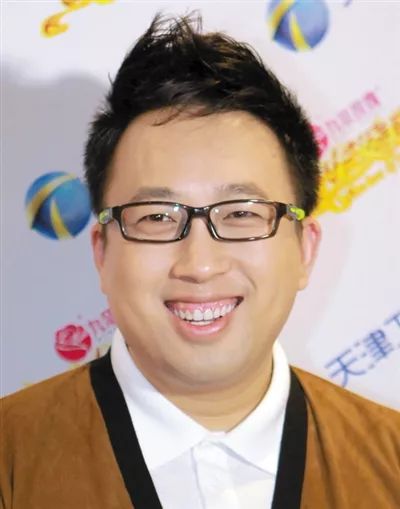 李宇春的时尚造型在红毯上引起媒体热议_李宇春走完红毯收红毯_李宇春红毯事件