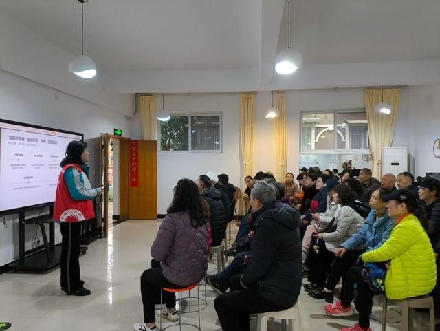 李宇春与志愿者共同参与社区服务活动，践行公益_李宇春与志愿者共同参与社区服务活动，践行公益_李宇春与志愿者共同参与社区服务活动，践行公益