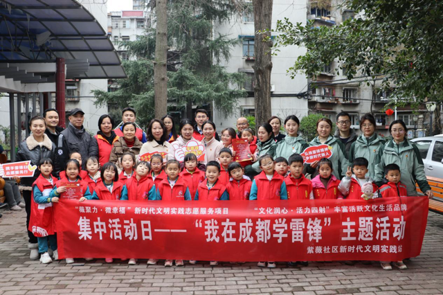 李宇春与志愿者共同参与社区服务活动，践行公益_李宇春与志愿者共同参与社区服务活动，践行公益_李宇春与志愿者共同参与社区服务活动，践行公益