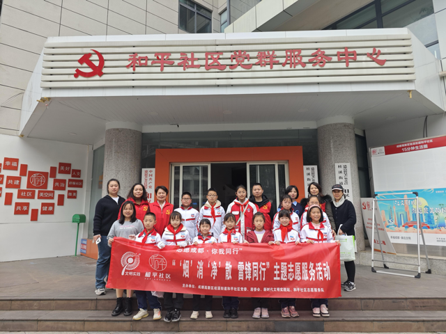 李宇春与志愿者共同参与社区服务活动，践行公益_李宇春与志愿者共同参与社区服务活动，践行公益_李宇春与志愿者共同参与社区服务活动，践行公益