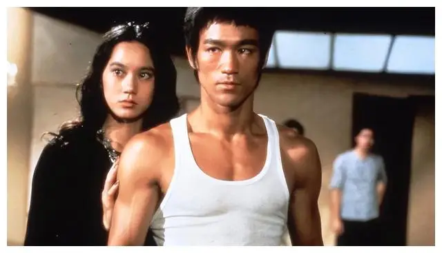 李小龙讲武术_李小龙的探索与武术的未来_武术家李小龙