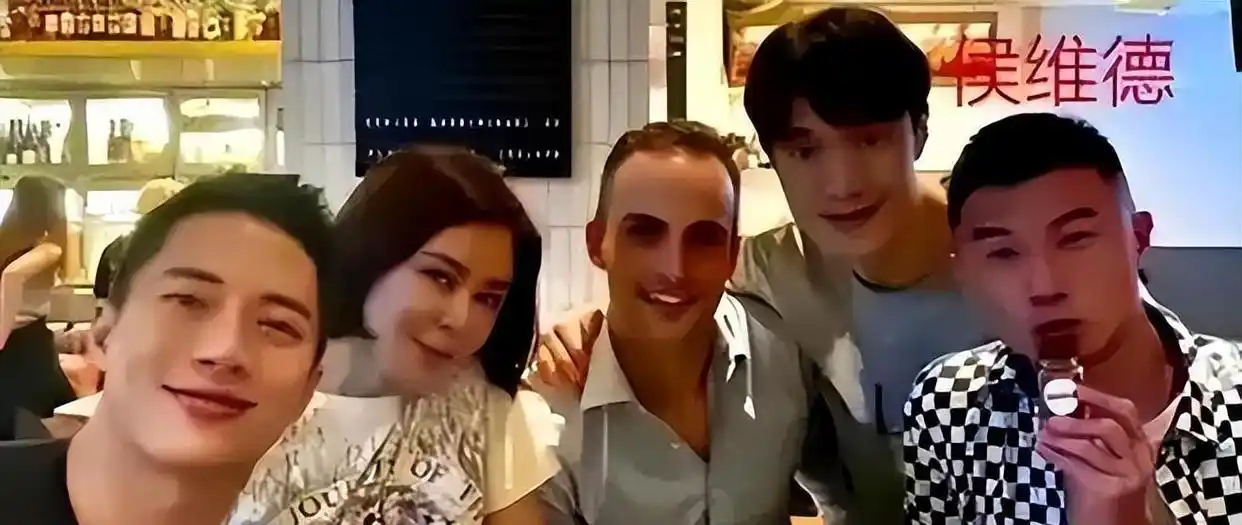 关之琳日常穿搭_关之琳的经典形象与时尚表现_关之琳时装