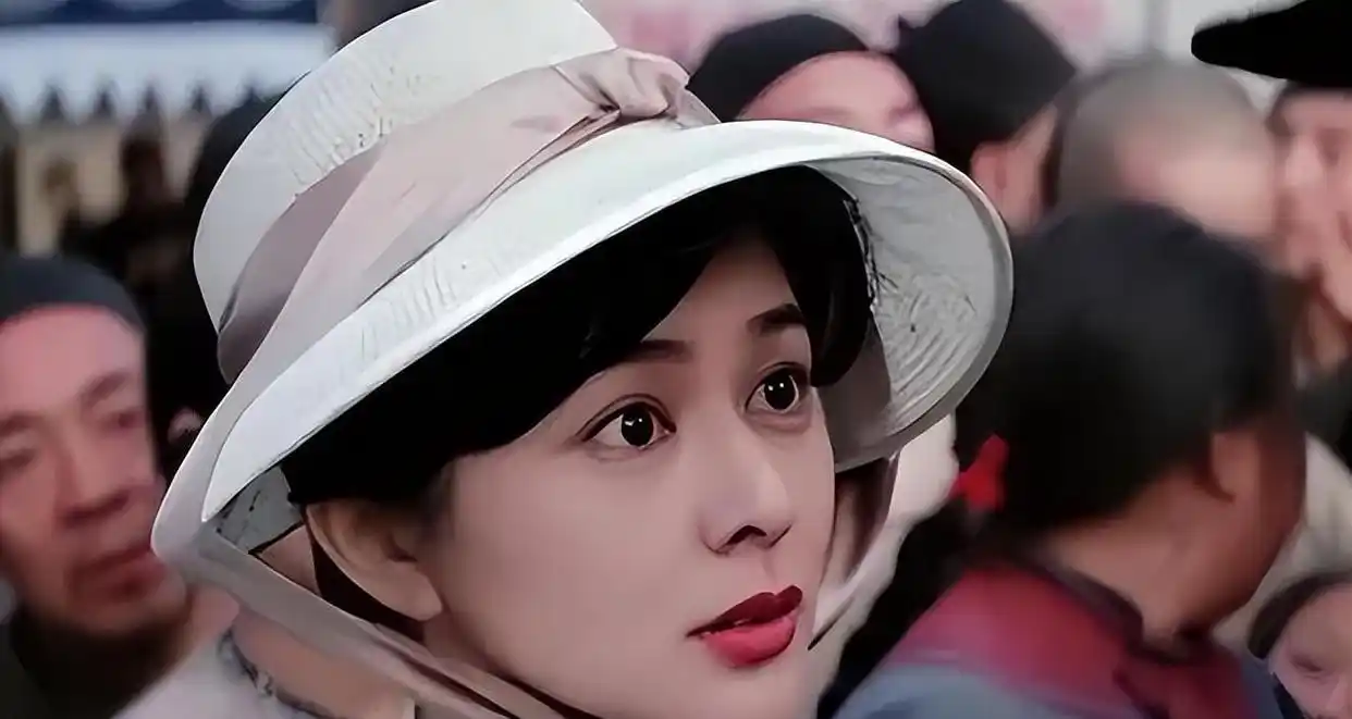 关之琳的经典形象与时尚表现_关之琳日常穿搭_关之琳时装