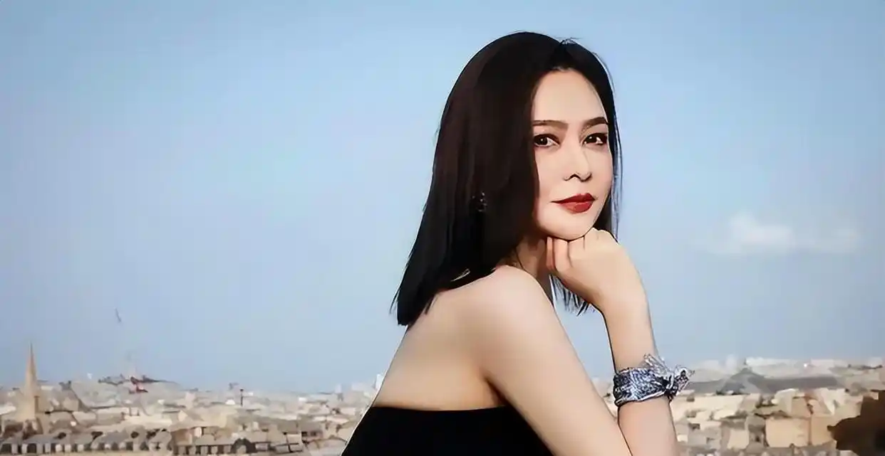 关之琳的经典形象与时尚表现_关之琳日常穿搭_关之琳时装