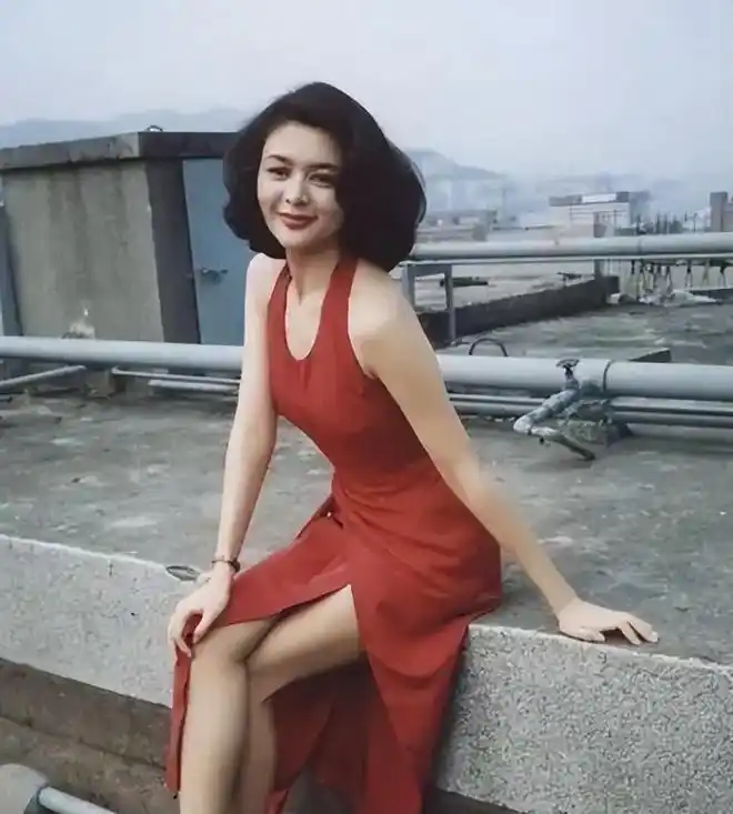 关之琳时装_关之琳日常穿搭_关之琳的经典形象与时尚表现