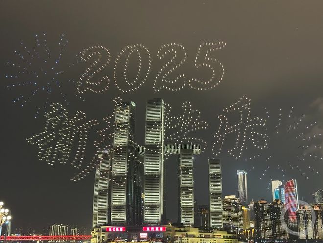 无人机表演如何改变城市夜景？_无人街景夜景图片配什么句子_城市夜景无人机拍摄