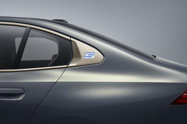 25.创新纯电动BMW i5长轴距版